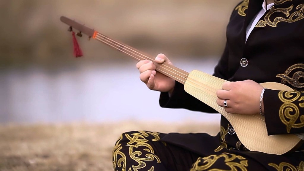 Komuz, o shamisen do&nbsp;Quirguistão
